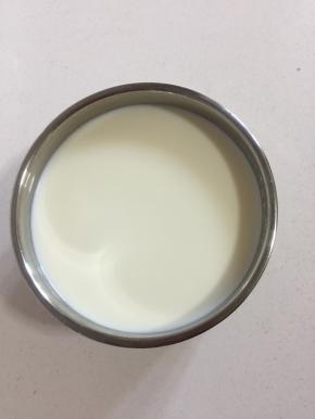 搅拌好的奶液倒入酸奶机的内胆中。（也可以一开始直接把材料倒进酸奶机内胆中搅拌，这样就不用来回的倒来倒去折腾了！）