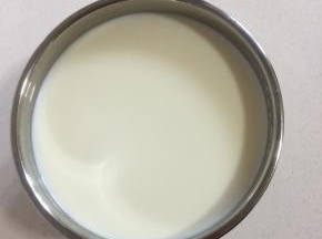 搅拌好的奶液倒入酸奶机的内胆中。（也可以一开始直接把材料倒进酸奶机内胆中搅拌，这样就不用来回的倒来倒去折腾了！）