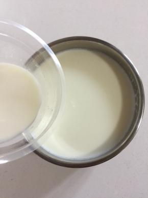 再把搅拌好的奶液倒进容器中充分搅拌均匀。