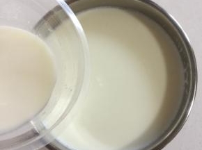 再把搅拌好的奶液倒进容器中充分搅拌均匀。