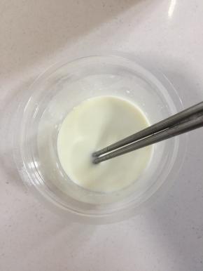 把菌粉倒进碗中，倒入适量的刚刚溶解好的奶液，搅拌均匀至菌粉完全融化。