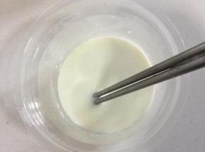 把菌粉倒进碗中，倒入适量的刚刚溶解好的奶液，搅拌均匀至菌粉完全融化。