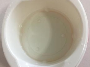 酸奶机中倒入大约一指厚度的温水。（水不要太热，用手摸一下，不烫手即可。）