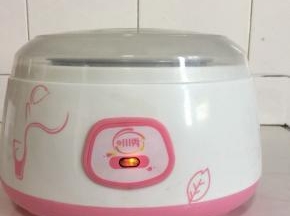 把内胆放进酸奶机中，插上电源12小时即可。（记得中途不要打开盖子哦，否则影响菌粉的发酵。