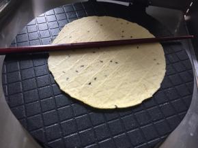 烤好后趁热用筷子辅助卷起