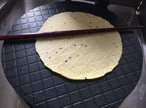 烤好后趁热用筷子辅助卷起