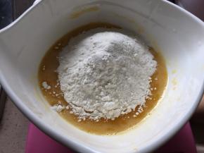 筛入面粉
