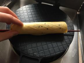 如图卷起后稍按压5、6秒定型即可开吃咯，小朋友吃多也不怕