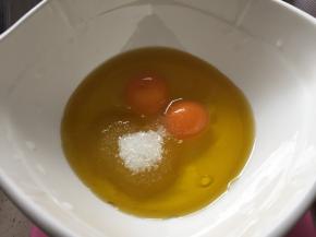 再加入20克白砂糖，搅打均匀至乳化状态