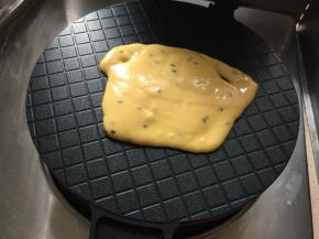 蛋卷模具预热，倒入少许面糊，合上双面烤制1分-2分钟