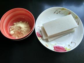 准备黄豆粉和糍粑。