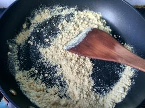 黄豆粉放入锅内小火慢炒。