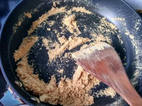 黄豆粉变黄，炒出香味盛出。