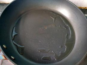 锅洗净放油。