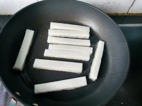 糍粑放入锅内，小火。