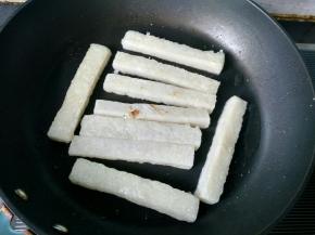 一面变软，翻一面，煎好后装入盘中。