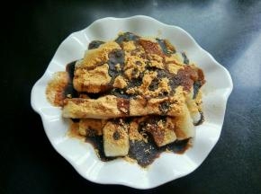 浇上红糖水。