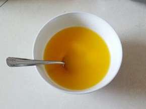 先把黄油隔水化开备用
