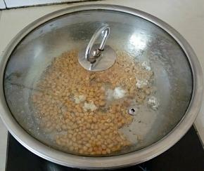 盖上盖子，最小火(期间时不时的晃动一下锅子，让其受热均匀)。