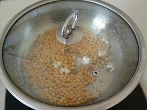 盖上盖子，最小火(期间时不时的晃动一下锅子，让其受热均匀)。