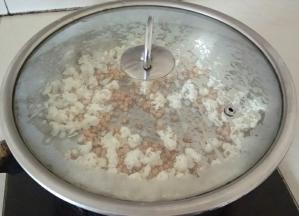 盖子一定要盖严实，大概两分钟左右就能听到噼里啪啦的声音。