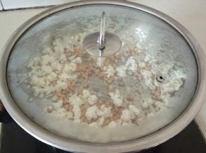 盖子一定要盖严实，大概两分钟左右就能听到噼里啪啦的声音。