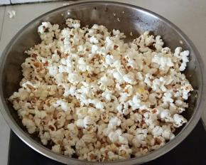 声音慢慢地变少，打开锅盖，让水气散开，倒出来。(还是要小心一些，防止个把两个没有炸开的)。