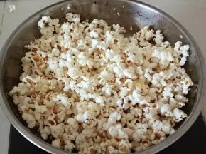 声音慢慢地变少，打开锅盖，让水气散开，倒出来。(还是要小心一些，防止个把两个没有炸开的)。