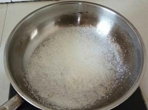 在把白糖倒入锅中，小火。