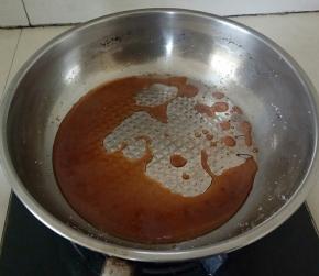 熬成焦糖色，再倒入融化好的黄油拌匀，关火。