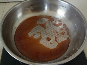 熬成焦糖色，再倒入融化好的黄油拌匀，关火。