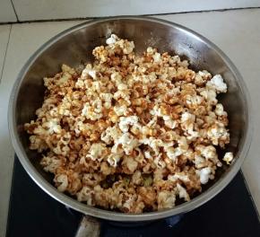 加入爆好的玉米，快速拌匀。