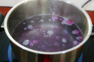 饮用水煮沸，倒入切好的紫薯，盖上盖子煮熟紫薯（约6-7分钟）。PS：水的比例很重要哦，根据自己的口感调配，此款粥用的饮用水是800ml