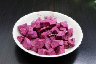 紫薯去皮，洗净，切块；紫薯个人经验，挑选修长身材的好吃，圆圆的那种不甜