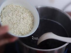 加入燕麦片；