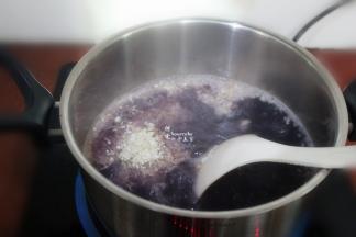 把燕麦片拌均；