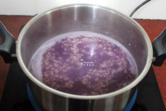 关火，稍微放凉，吃的时候加上蜂蜜拌均即可。