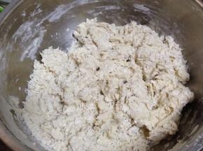 面粉里加入盐，慢慢倒入开水（一边倒一边搅合）成絮状