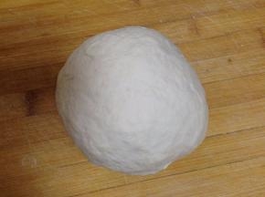 然后少量多次加入冷水（这里不好说用的量，每家的面粉吸水量不同）合成稍软的面团加盖醒30分钟