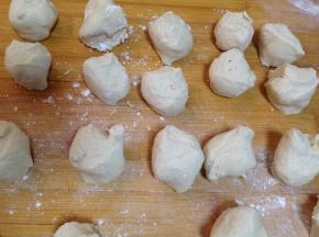 然后搓成长条揪成均等的小剂子（稍微比饺子皮大一些）