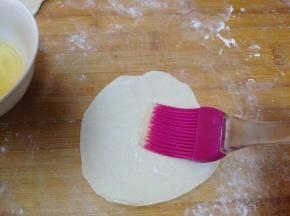 先在一个面皮上抹一薄层油