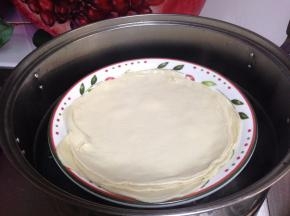 蒸锅加水烧开，盘中抹一点油（防粘的作用），放入薄饼，可以放10-15张左右，加盖大火蒸10-15分钟，蒸好后取出