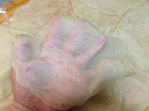 稍冷不烫手时，一张张揭开，看看是不是很薄