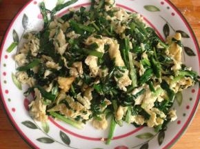 下面就可以准备菜了，菜随意，什么都可以，韭菜炒鸡蛋