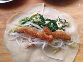 用薄饼卷起蔬菜就可以开吃了