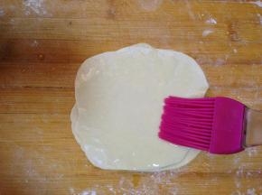 盖上一个面皮，再刷一层薄油