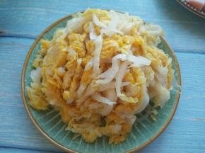 酸菜洗净切细丝。