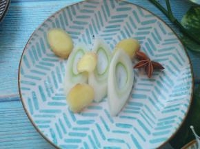 准备葱姜八角。