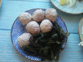 海带泡发后切丝，准备好牛肉丸。