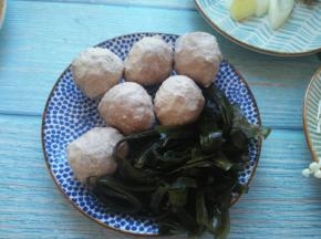 海带泡发后切丝，准备好牛肉丸。